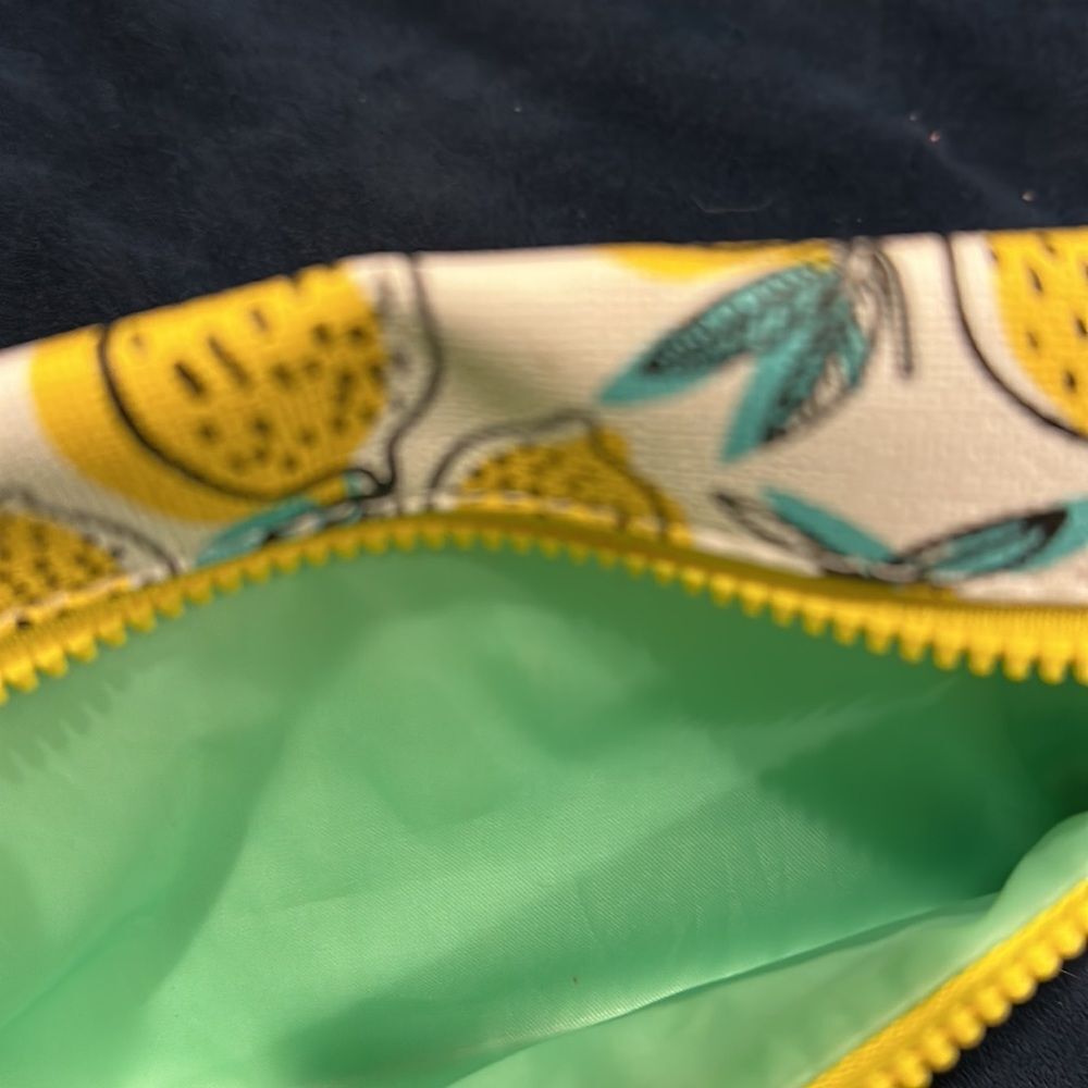 NWOT-IPSY MAKEUP CASE - Picture 3 of 3